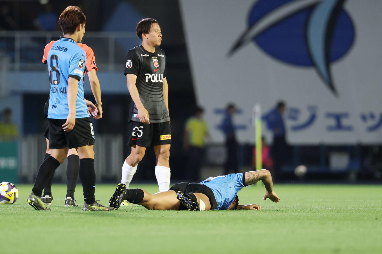 21日川崎F対浦和　前半、負傷した川崎Fエリソンは一度ピッチに戻るも続行できず悔しがる
