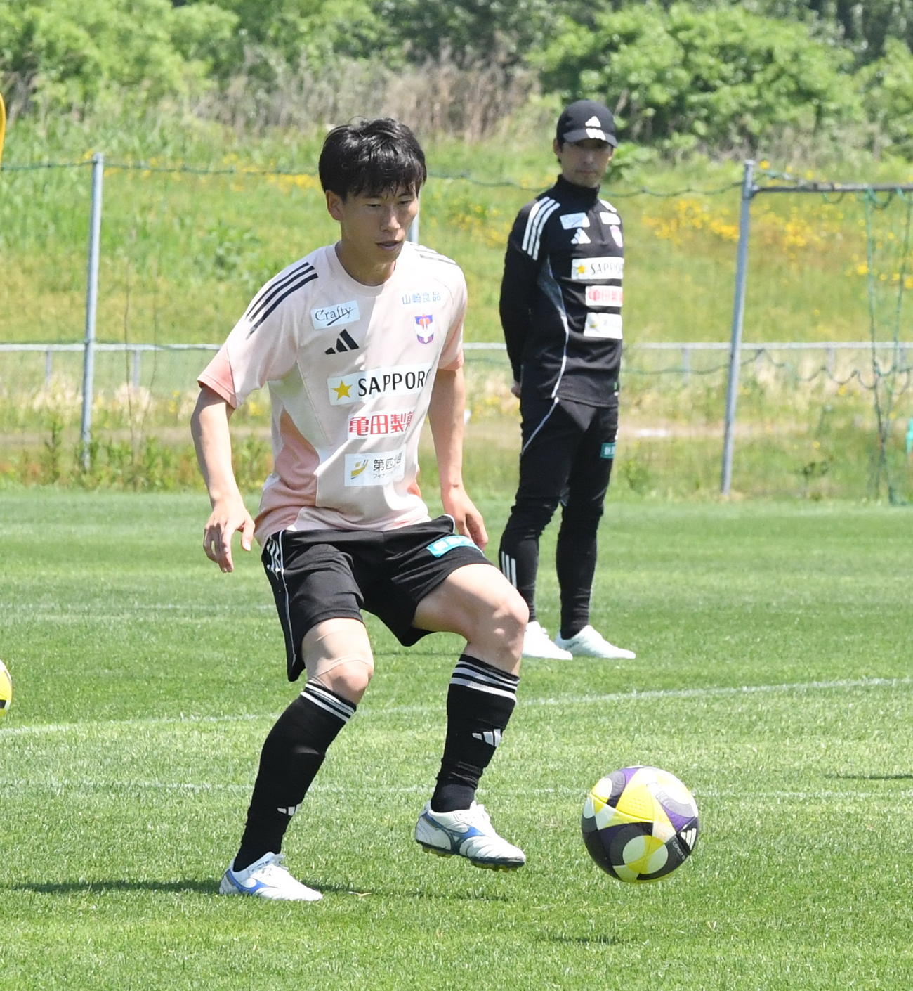 新潟樹森監督（右）が視線を送る中で練習に参加する新井（撮影・小林忠）