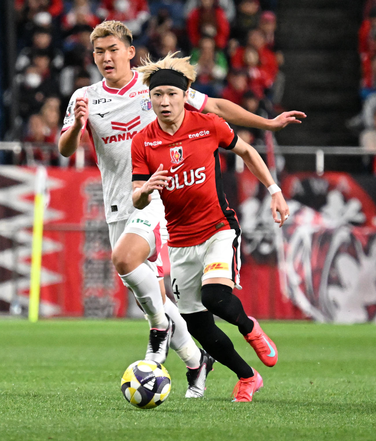 J1　浦和対C大阪　後半、攻め込む浦和松尾（右）（撮影・千葉一成）　