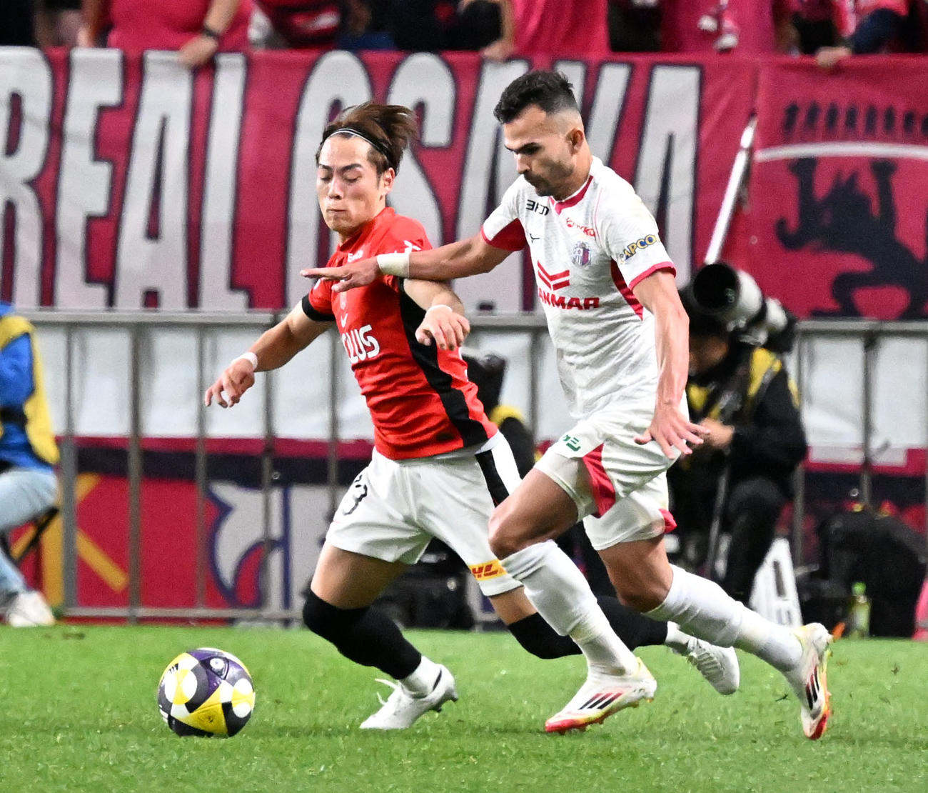 後半、競り合う浦和・渡辺とC大阪フェルナンデス（右）