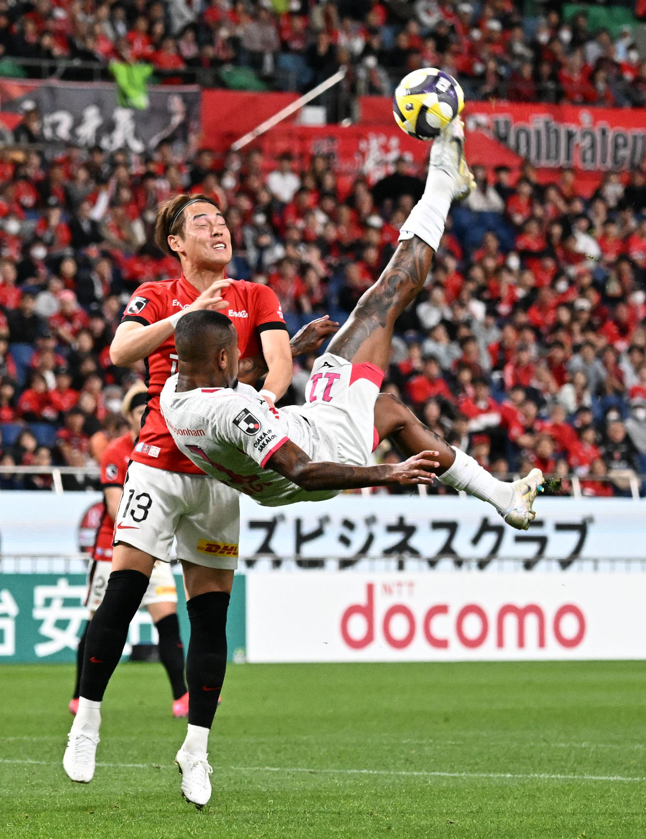 J1　浦和対C大阪　前半、シュートを放つC大阪アンドラーデ（撮影・千葉一成）　