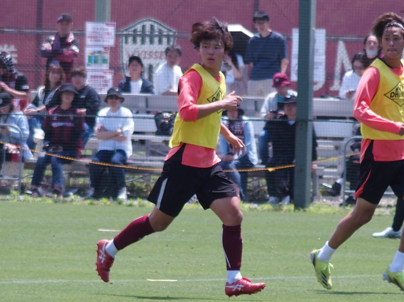 トップチームの練習に参加した神戸U－18MF瀬口大翔（撮影・永田淳）