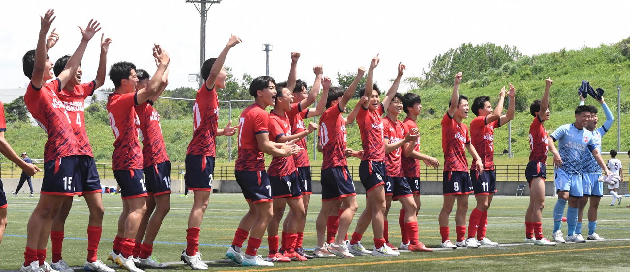 2大会ぶりの準決勝進出を果たし喜ぶ開志国際の選手たち（撮影・小林忠）