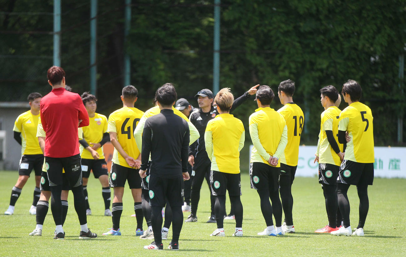 練習後、選手らに熱く語りかけるJ2仙台森山監督（中央）（撮影・高橋香奈）