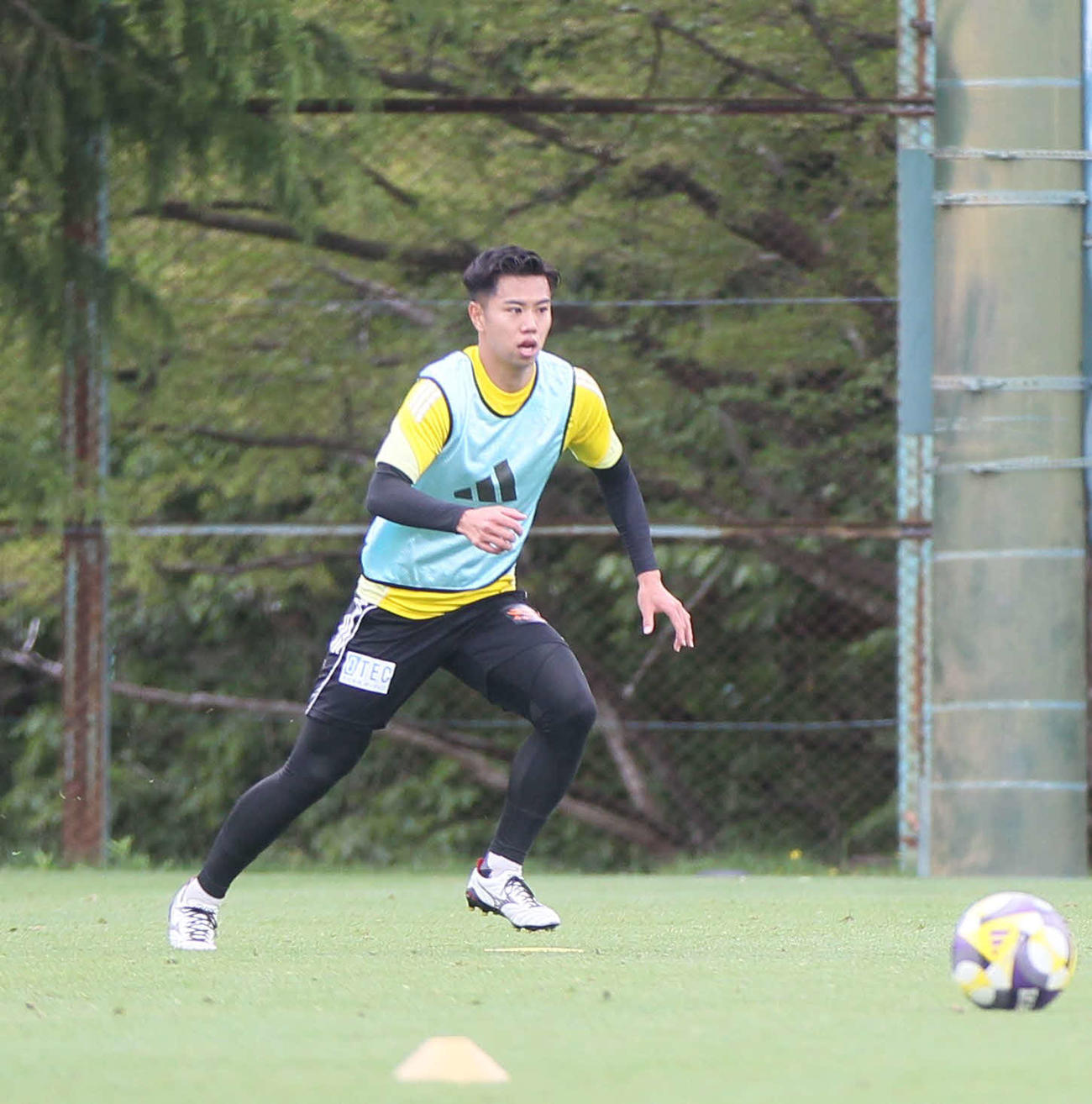 練習中にボールを追うJ2仙台DF高田（撮影・高橋香奈）