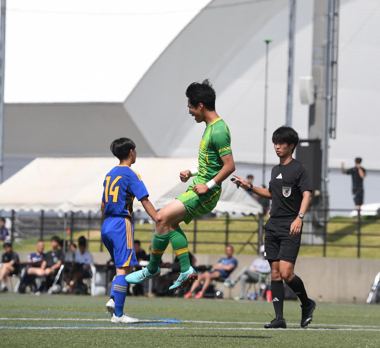 1－0の後半11分にこの日2得点目を決め、飛び上がって喜ぶ帝京長岡・上田（中央）（撮影・小林忠）