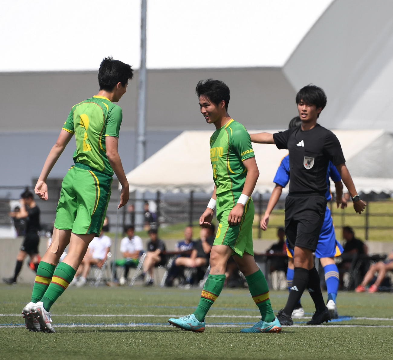 1－0の後半11分にこの日2得点目を決めて笑顔を見せる帝京長岡・上田（中央）（撮影・小林忠）