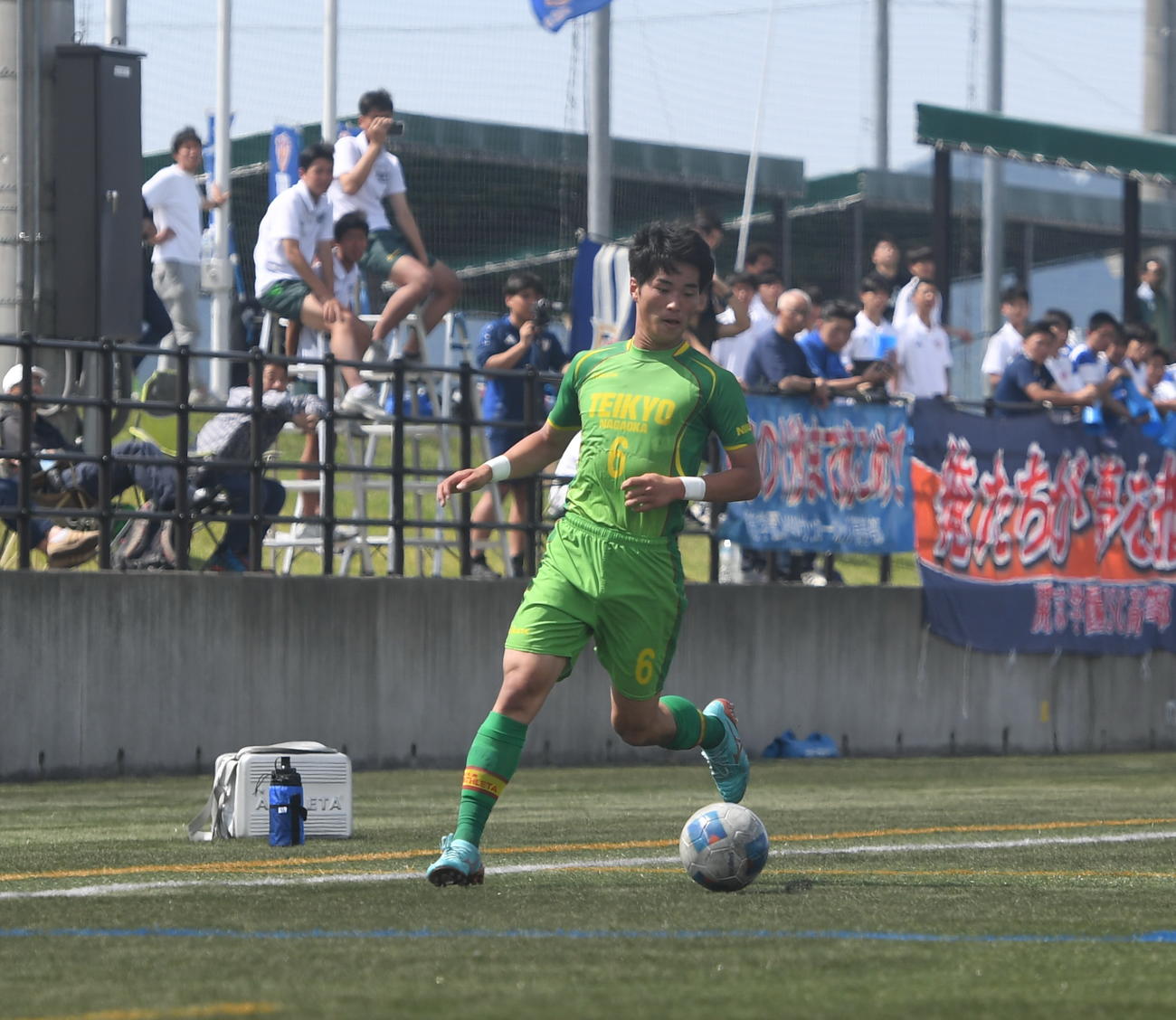 右サイドからドリブルを仕掛ける帝京長岡・上田（撮影・小林忠）