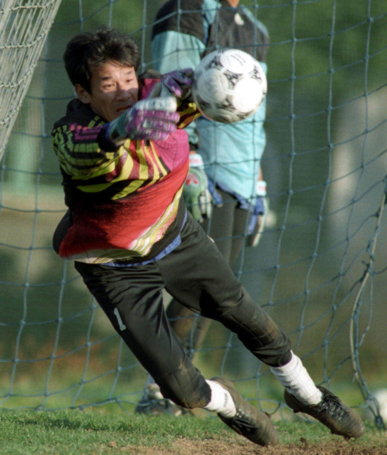 練習に励む横浜MのGK松永成立（1994年12月撮影）