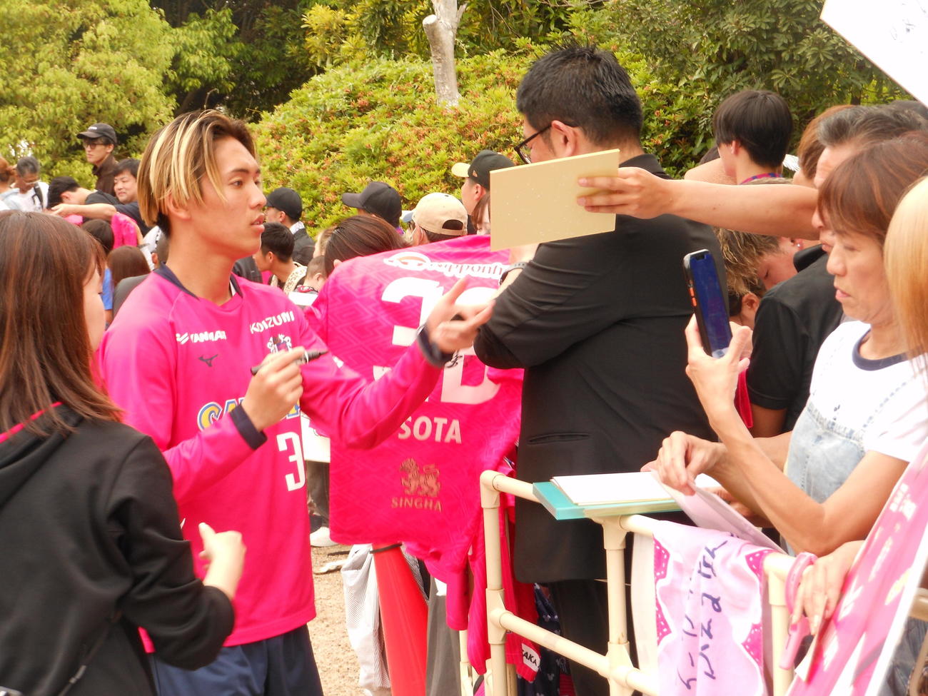 15日、サインに応じるC大阪FW北野颯太