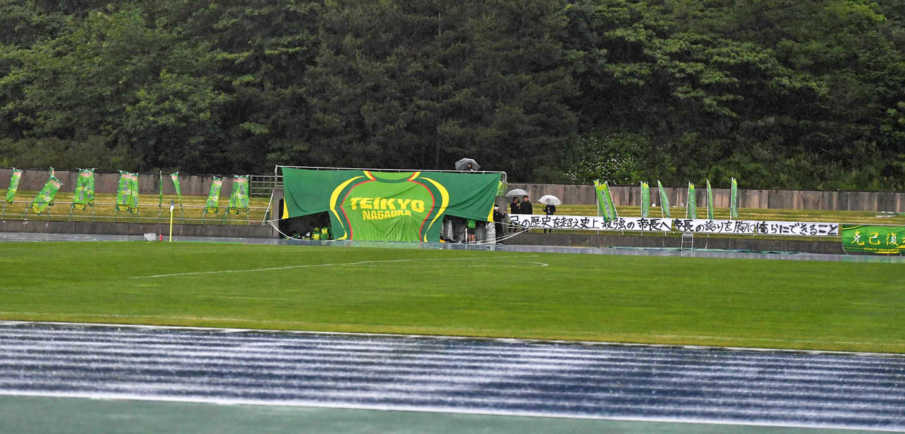 新潟県高校総体サッカー準決勝第2試合・帝京長岡対開志交際は後半25分に雷のため中断（撮影・小林忠）