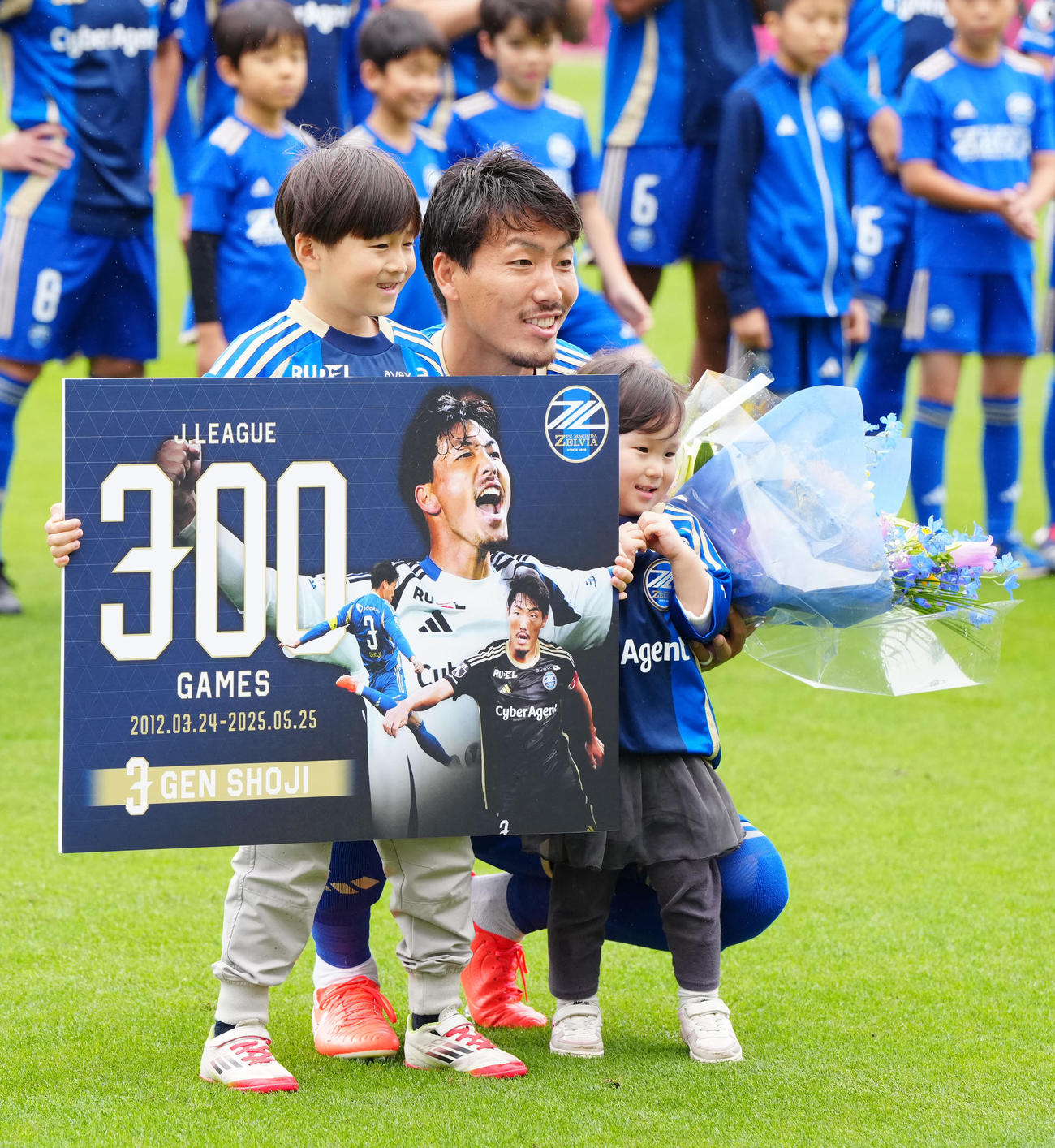 町田対横浜　試合前、Jリーグ通算300試合出場を記念し写真に納まる町田昌子（中央）（撮影・江口和貴）