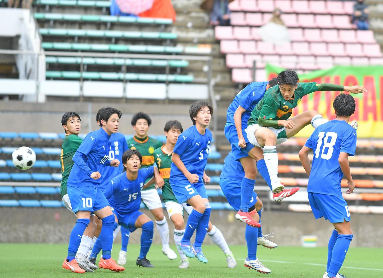 後半、ヘディングでゴールを決める静岡学園・筒井（右から2人目）