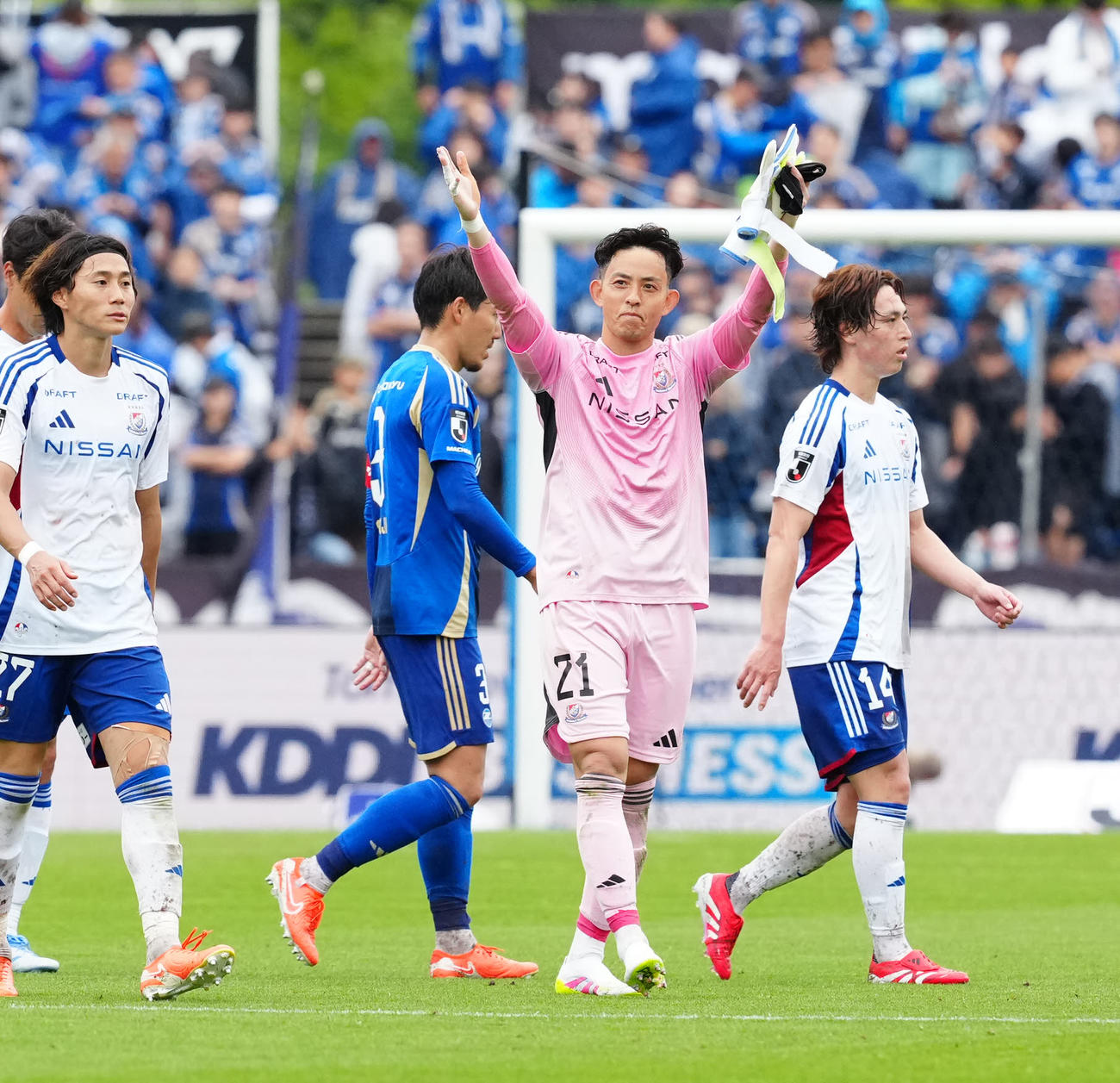 町田対横浜　試合後、サポーターの声援に応える横浜GK飯倉（撮影・江口和貴）