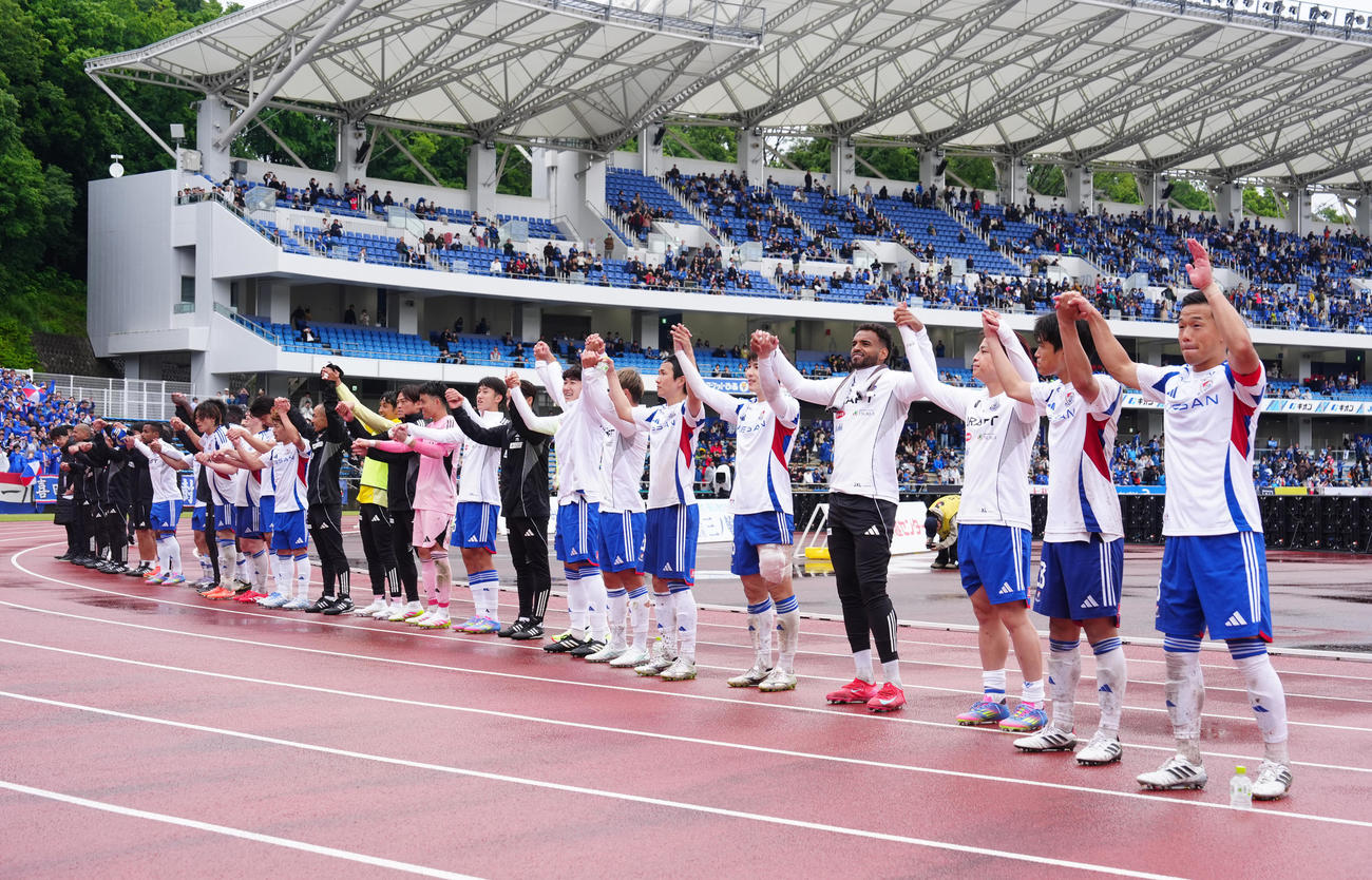 町田対横浜　試合後、サポーターと勝利を喜ぶ横浜の選手たち（撮影・江口和貴）