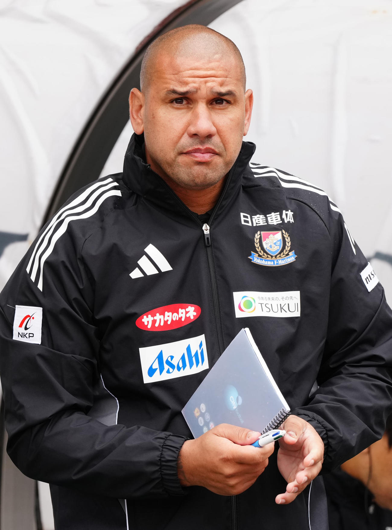 町田対横浜　試合前、ベンチ前に立つ横浜キスノーボ監督（撮影・江口和貴）