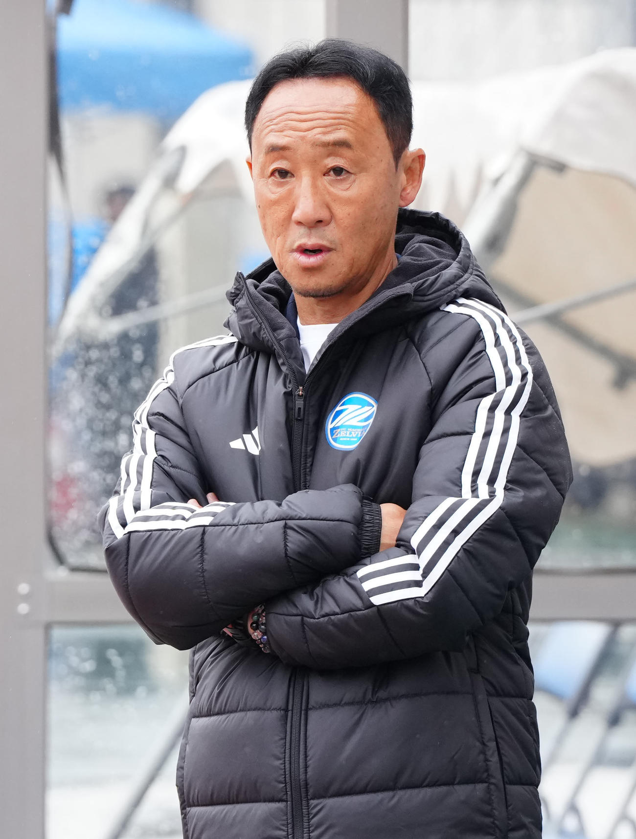 町田対横浜　試合前、ベンチ前に立つ町田黒田監督（撮影・江口和貴）