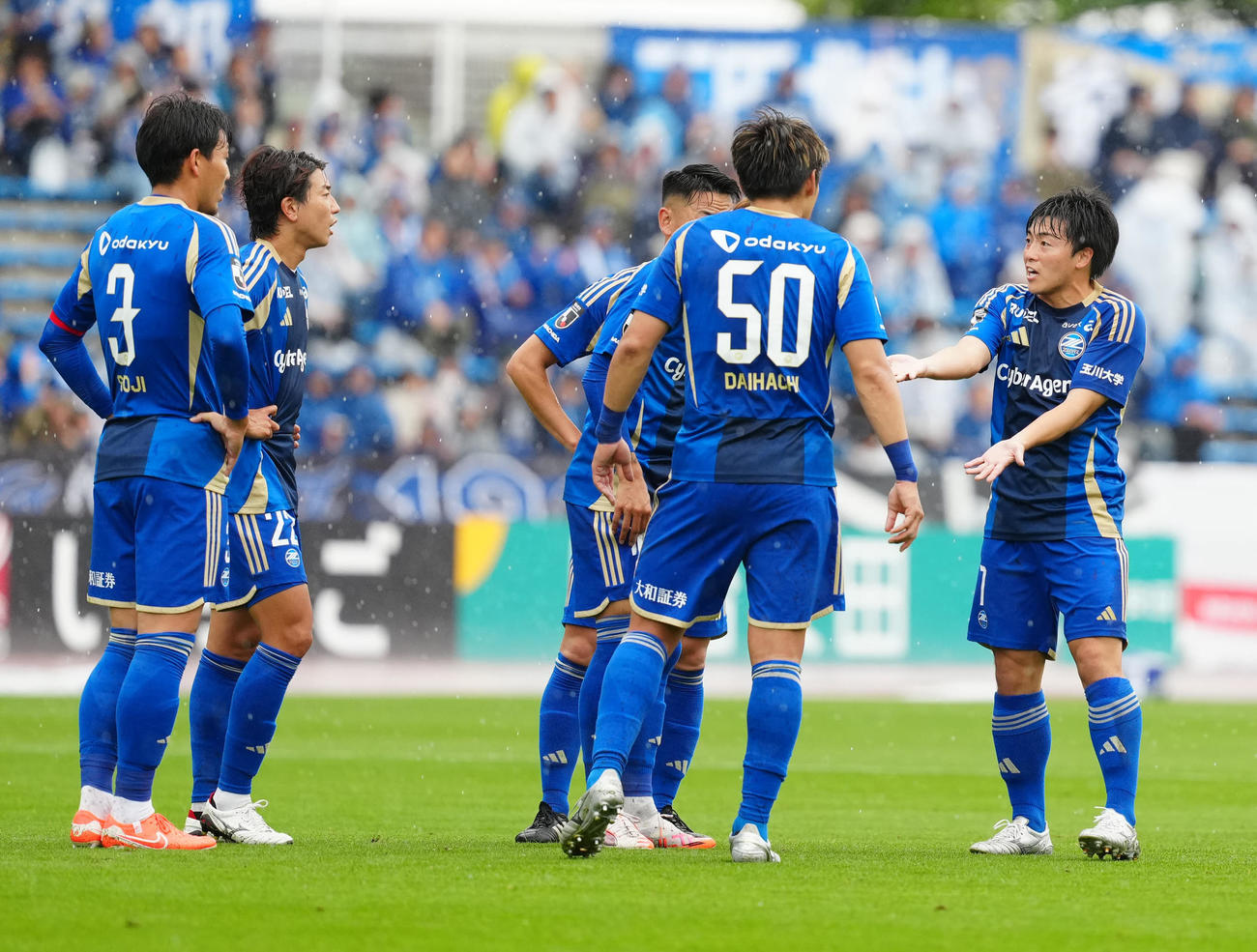 町田対横浜　前半、横浜遠野に2点目のゴールを決められ、集まる相馬（右端）ら町田の選手たち（撮影・江口和貴）