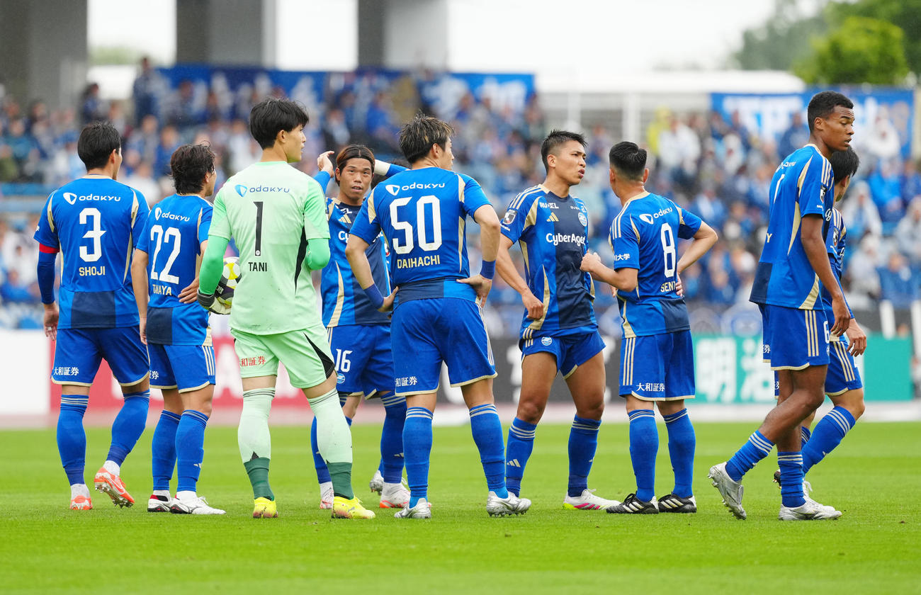 町田対横浜　前半、横浜遠野に先制ゴールを決められた町田の選手たち（撮影・江口和貴）
