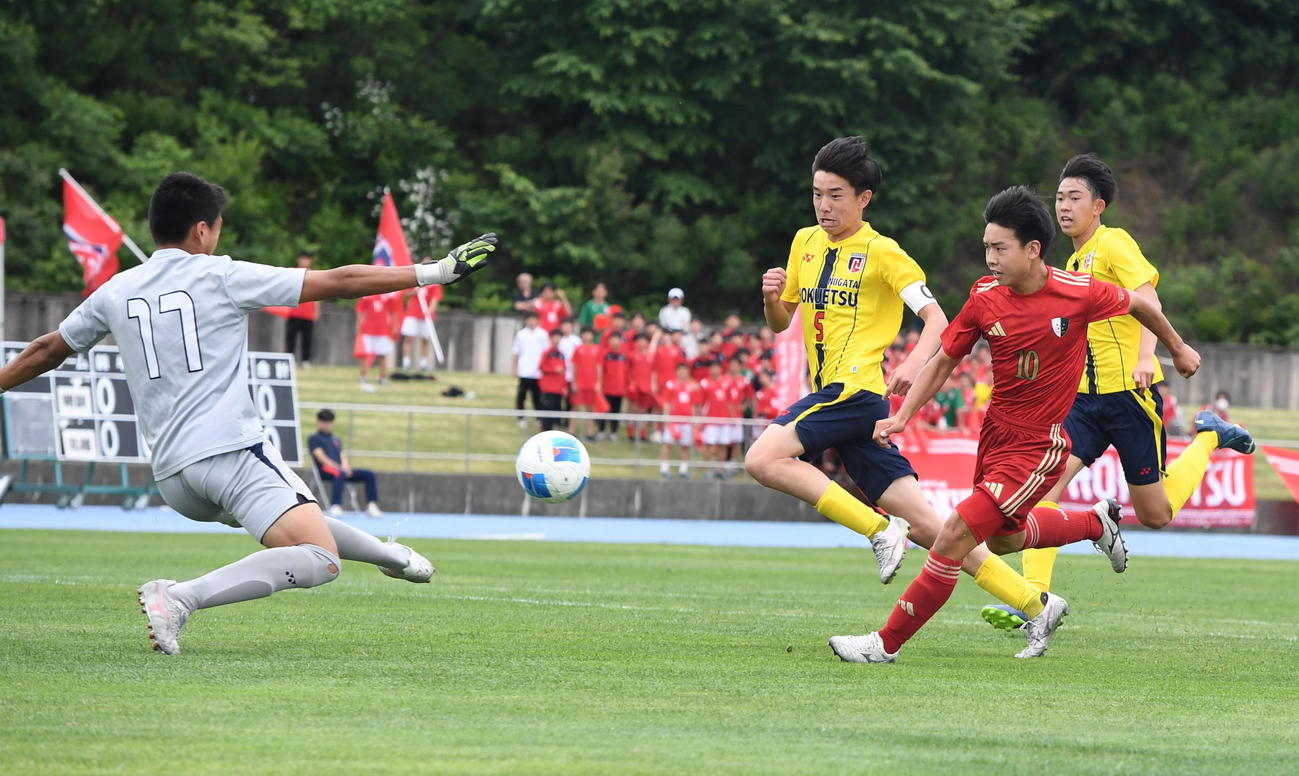0－0の後半31分に決勝点を決める新潟明訓・田代（手前右）（撮影・小林忠）