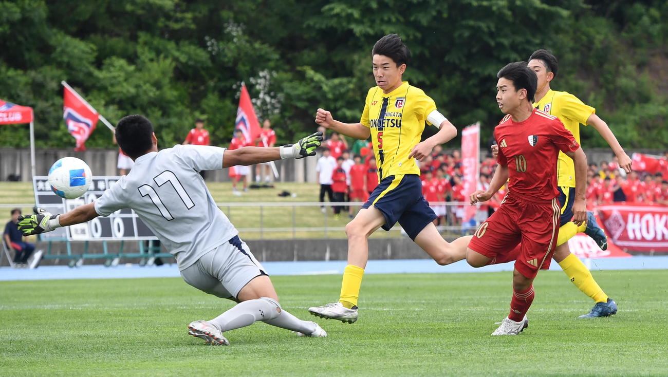 0－0の後半31分に決勝点を決める新潟明訓・田代（手前右）（撮影・小林忠）