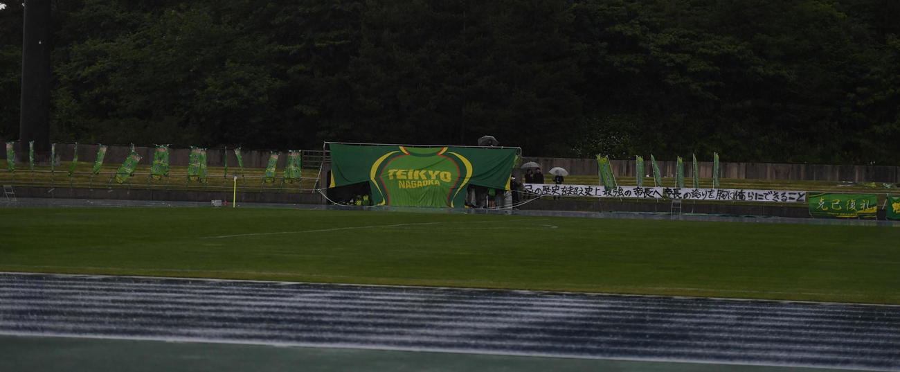 新潟県高校総体サッカー準決勝第2試合・帝京長岡対開志交際は後半25分に雷のため中断（撮影・小林忠）