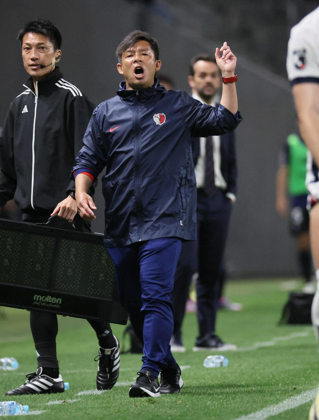 G大阪対鹿島　後半、指示を出す鹿島鬼木監督（撮影・宮崎幸一）