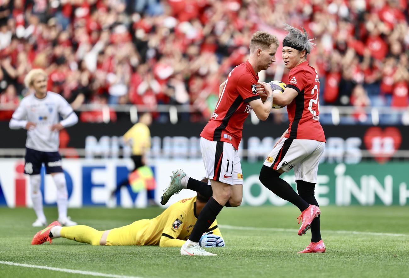 浦和対横浜FC　後半、同点ゴールを決める浦和グスタフソン（中央）（撮影・河田真司）