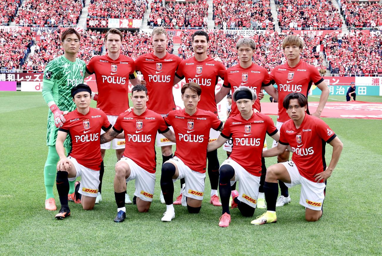 浦和対横浜FC　開始前、写真に納まる浦和スタメンメンバー（撮影・河田真司）