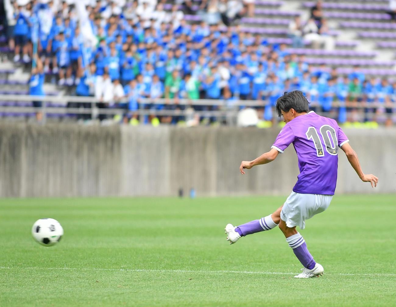 後半、同点ゴールを決める藤枝東・泉