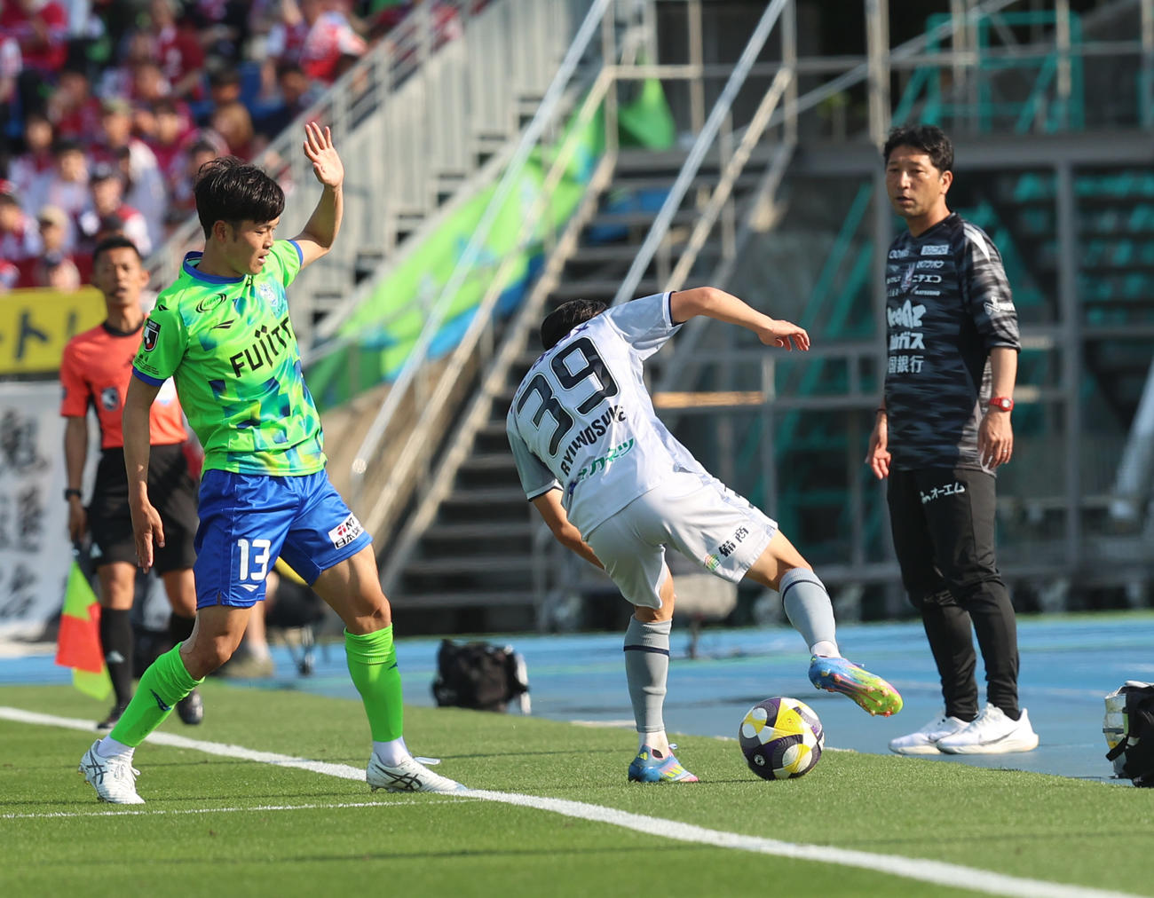 湘南対岡山　試合を見守る岡山木山監督（左）（撮影・水谷安孝）