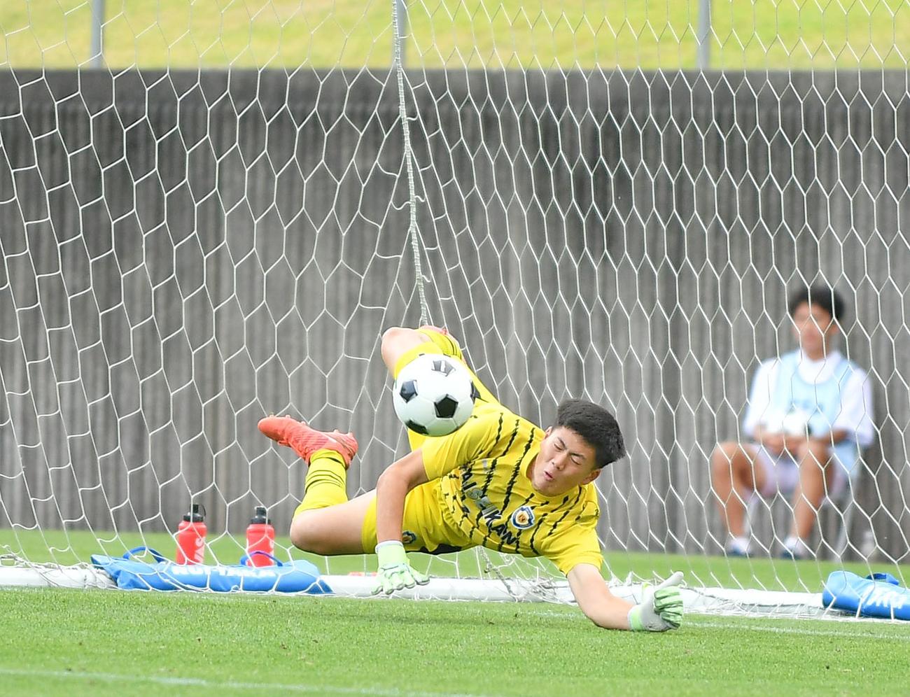 PK戦で相手5人目のキックを止める浜松開誠館・吉田