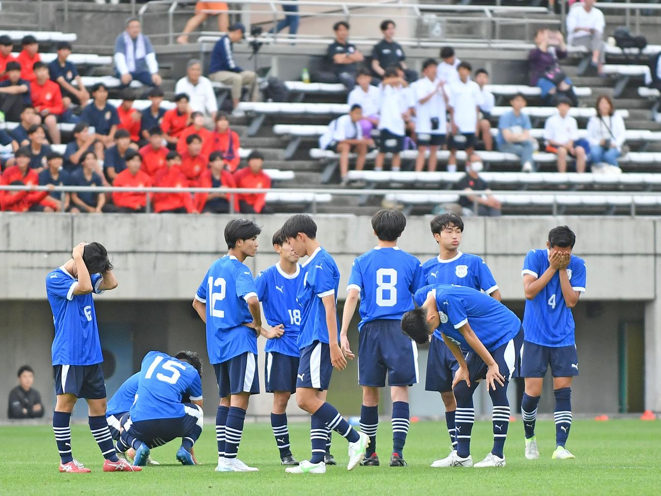 3年ぶりの決勝進出を逃し、うなだれる磐田東の選手たち