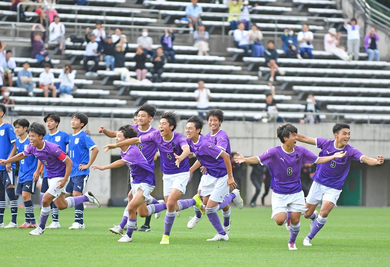 決勝進出を決め、歓喜する藤枝東の選手たち