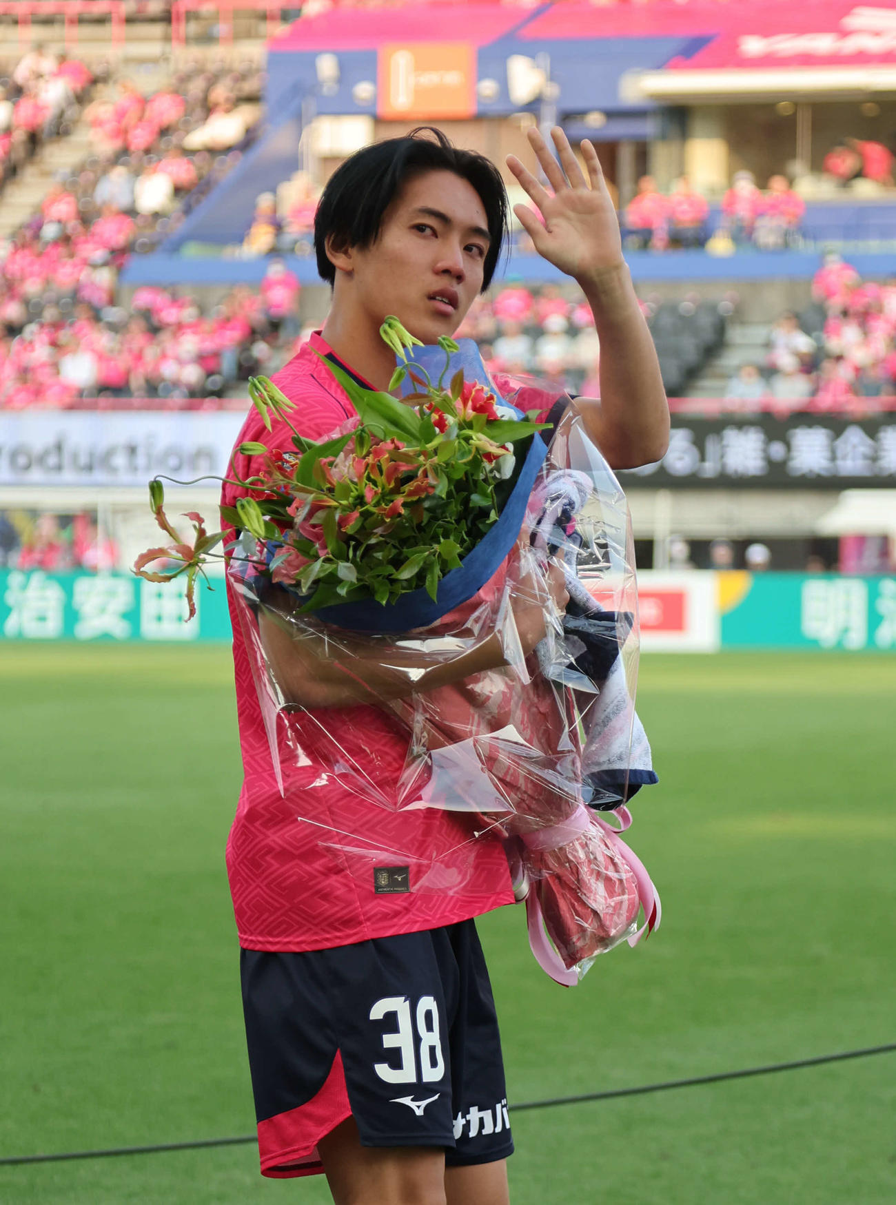 C大阪対清水　この試合を最後に退団するC大阪北野は試合後のセレモニーで花束を手に場内を一周（撮影・西尾就之）