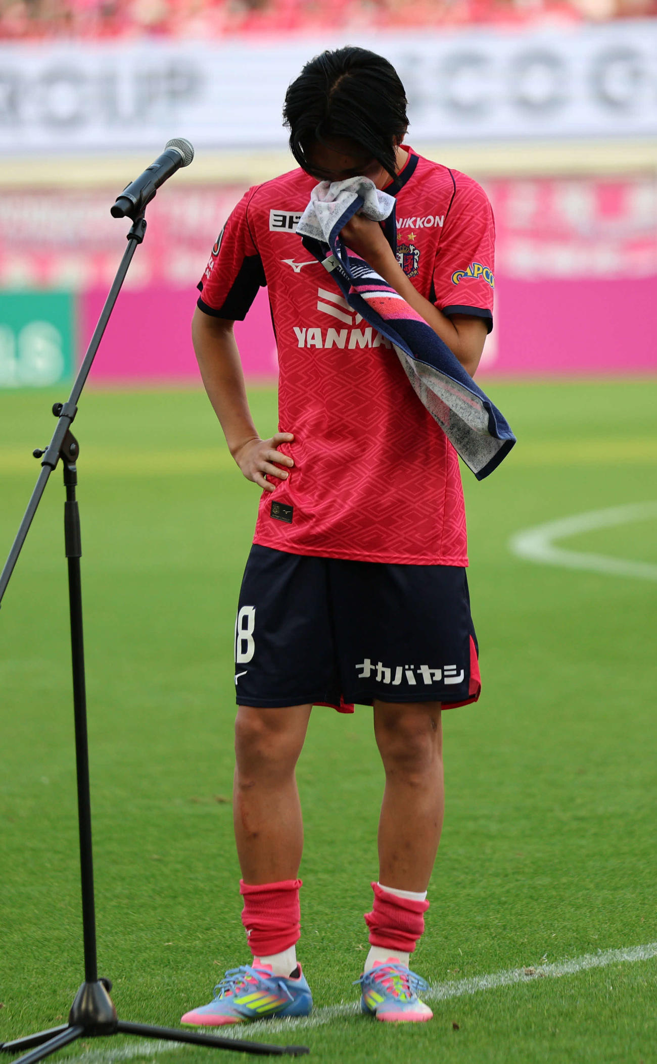 C大阪対清水　この試合を最後に退団するC大阪北野は試合後のセレモニーで涙ながらにあいさつ（撮影・西尾就之）