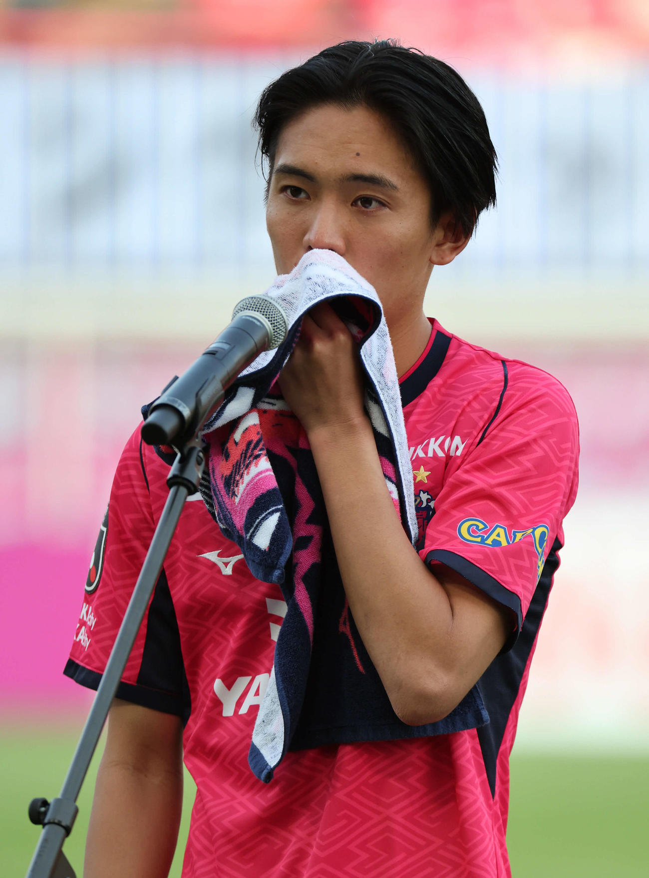 C大阪対清水　この試合を最後に退団するC大阪北野は試合後のセレモニーで涙ながらにあいさつ（撮影・西尾就之）