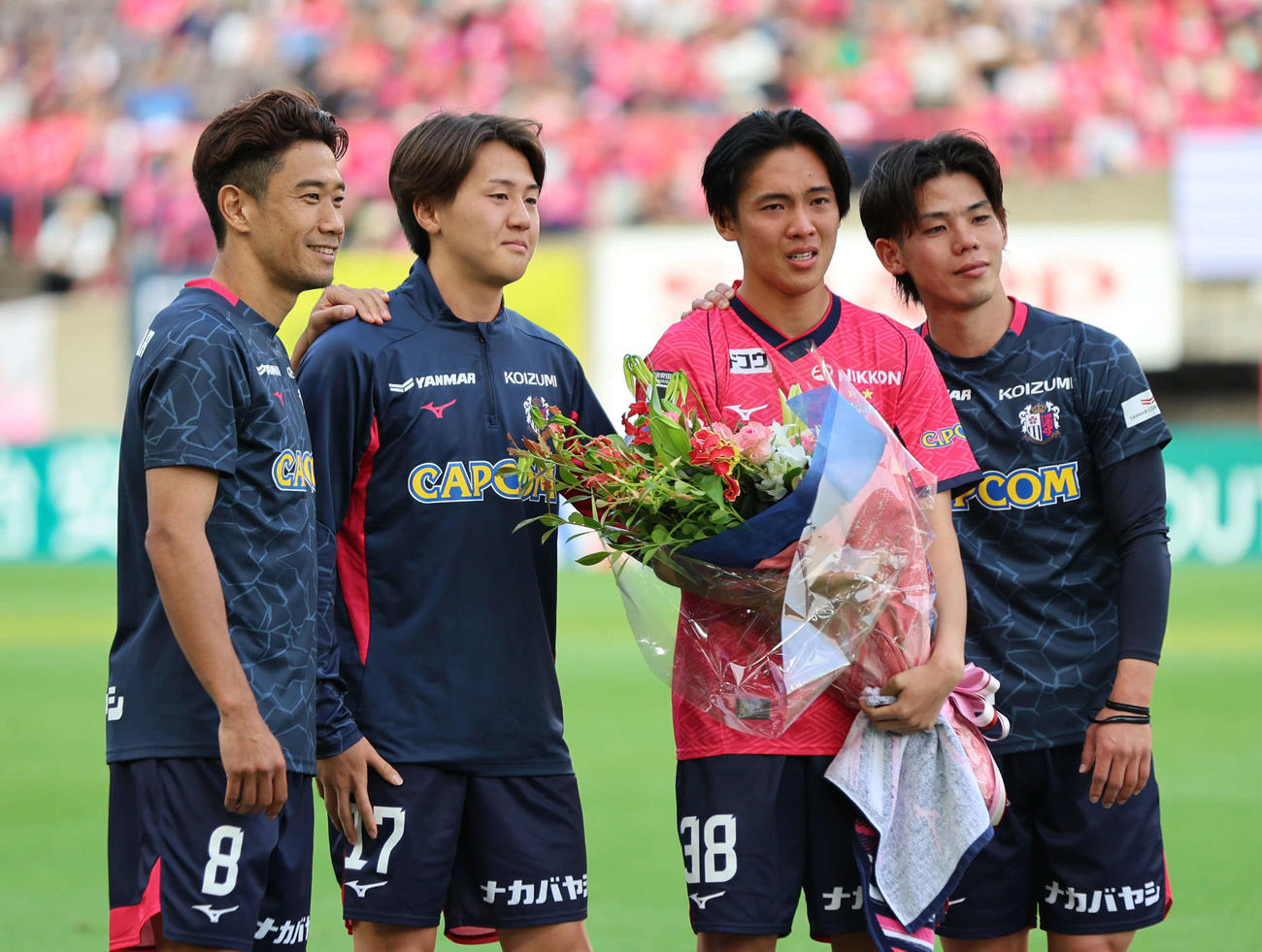 C大阪対清水　この試合を最後に退団するC大阪北野（右から2人目）は試合後のセレモニーで花束を贈られ、記念写真に納まる。右から上門、1人おいて阪田、香川（撮影・西尾就之）