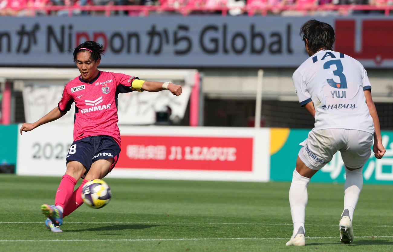 C大阪対清水　前半、シュートを放つC大阪北野（撮影・西尾就之）