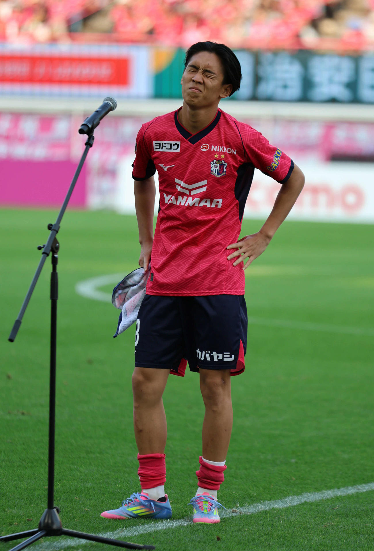 C大阪対清水　この試合を最後に退団するC大阪北野は試合後のセレモニーで涙ながらにあいさつ（撮影・西尾就之）