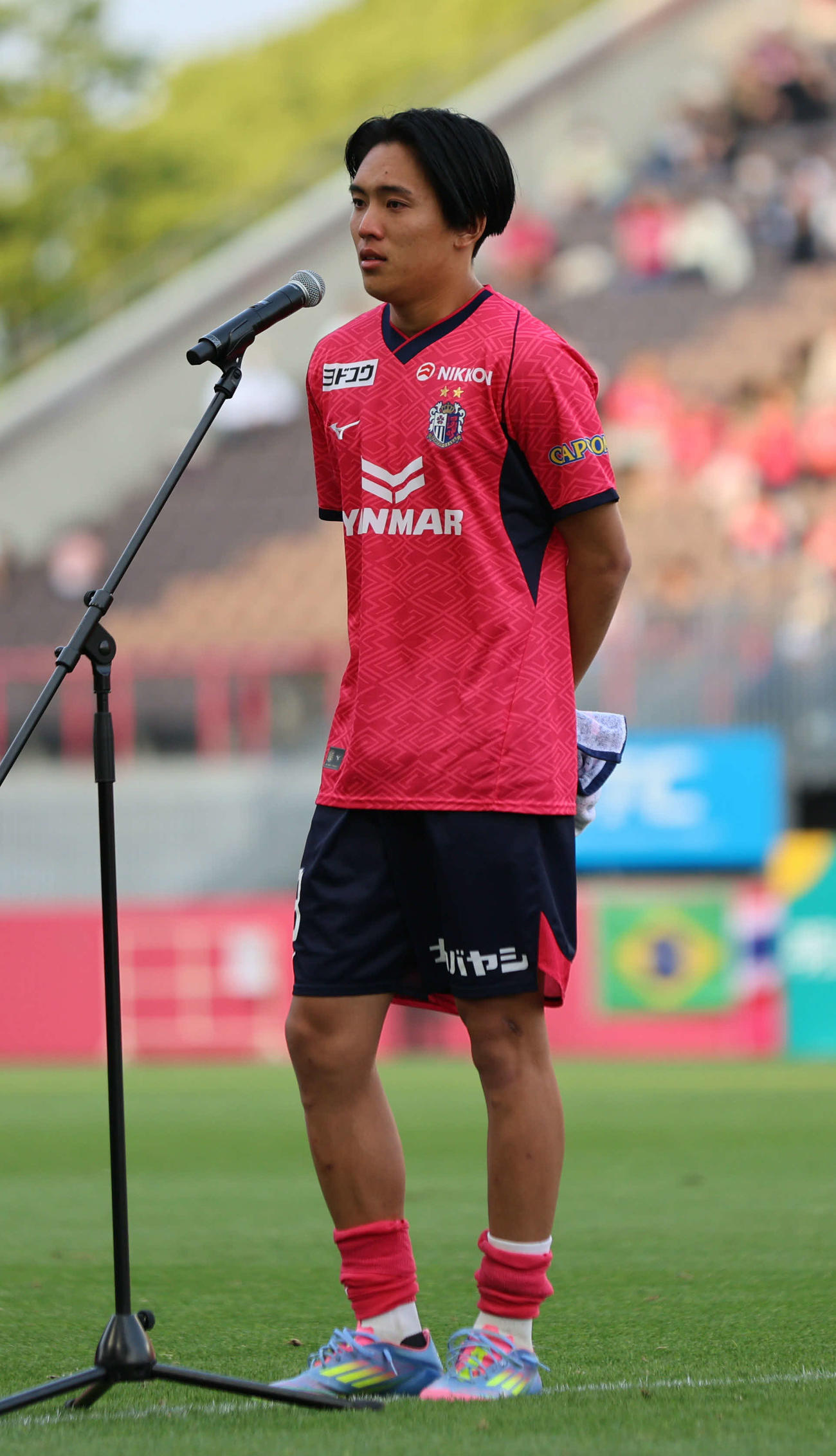 C大阪対清水　この試合を最後に退団するC大阪北野は試合後のセレモニーで涙ながらにあいさつ（撮影・西尾就之）