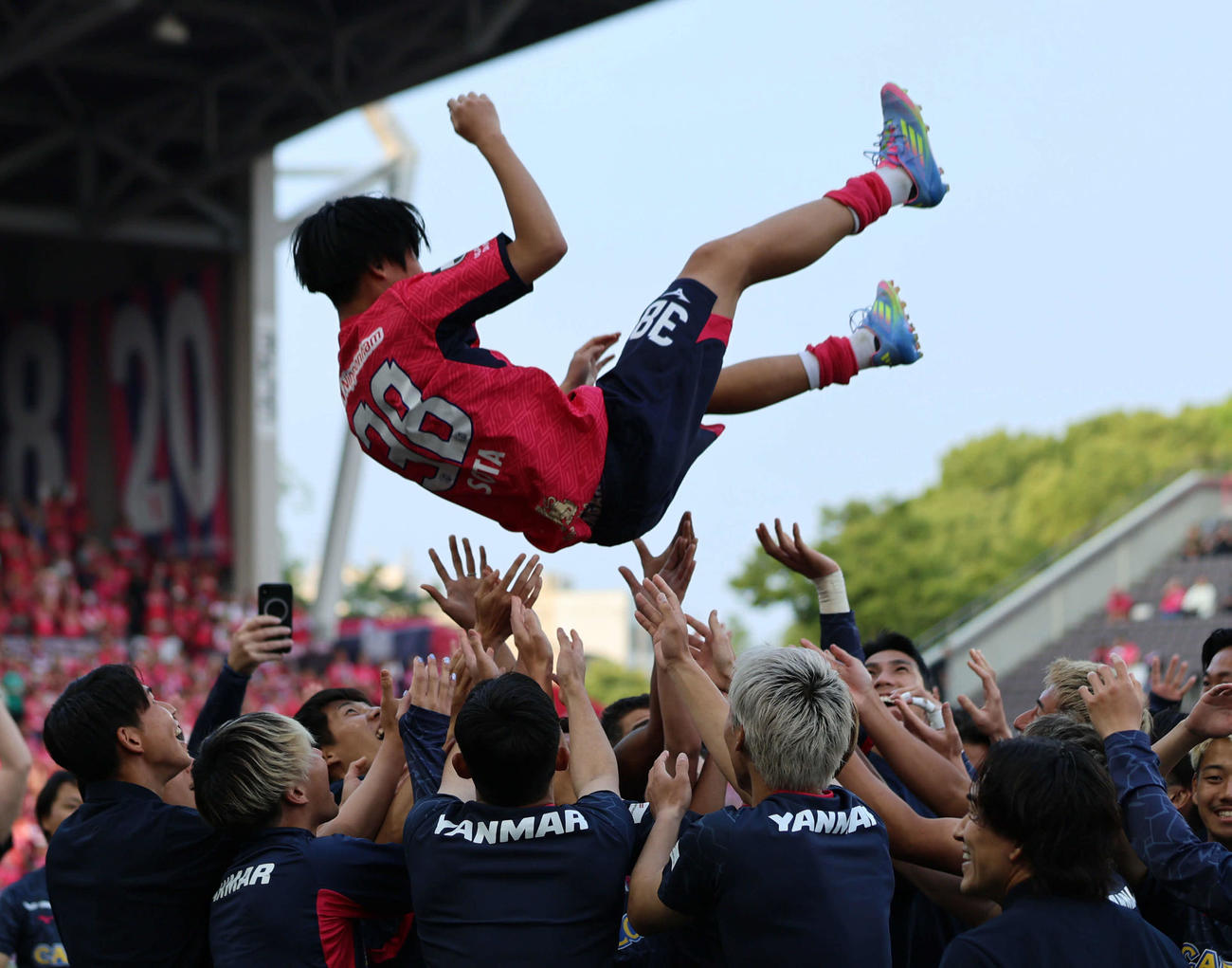 C大阪対清水　この試合を最後に退団するC大阪北野は試合後のセレモニーでイレブンに胴上げされる（撮影・西尾就之）