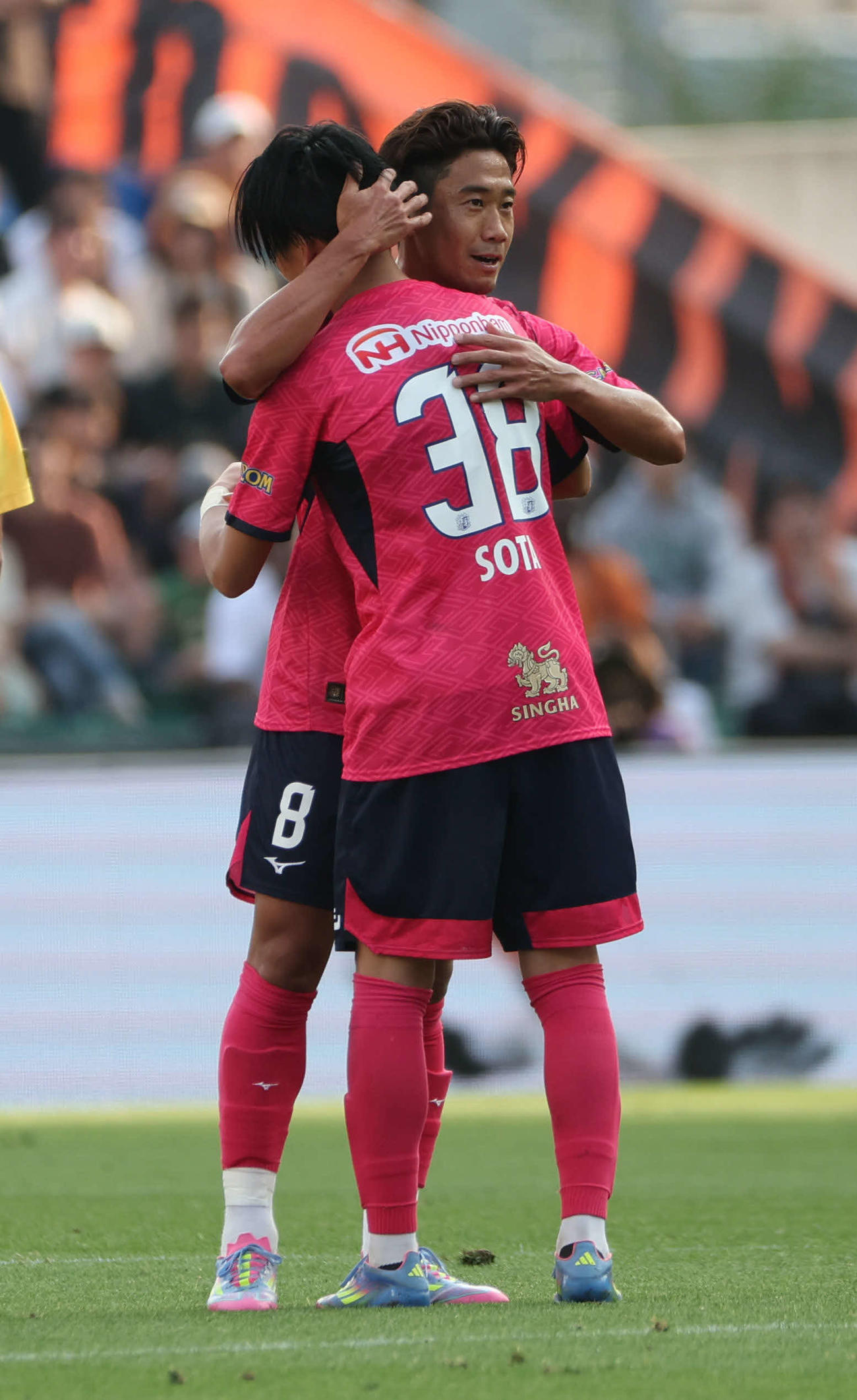 C大阪対清水　後半、C大阪北野は途中交代となり香川と抱き合う（撮影・西尾就之）
