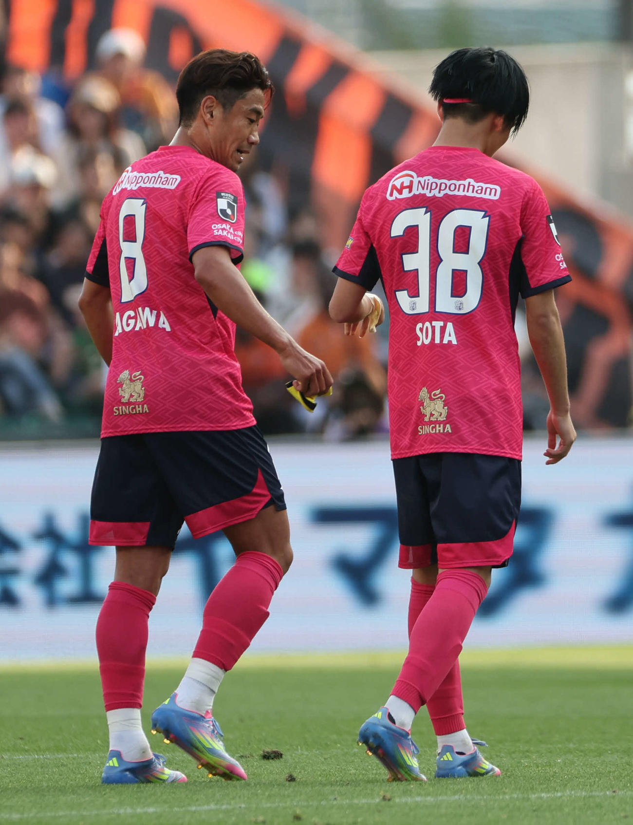 C大阪対清水　後半、C大阪北野は途中交代となり香川にキャプテンマークを渡す（撮影・西尾就之）