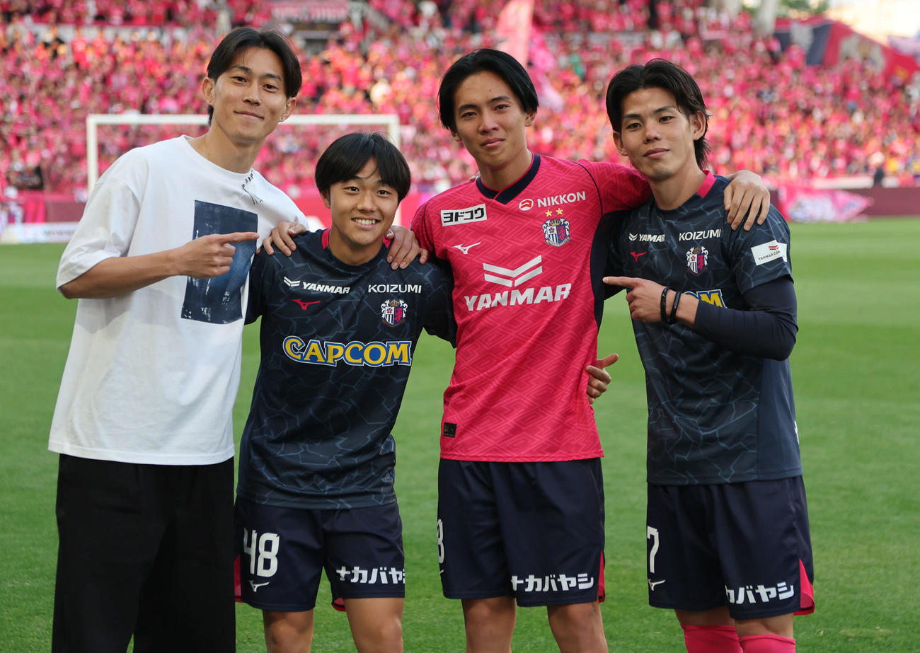 C大阪対清水　この試合を最後に退団するC大阪北野（右から2人目）は（左から）AZアルクマール毎熊、柴山、上門と記念写真に納まる（撮影・西尾就之）