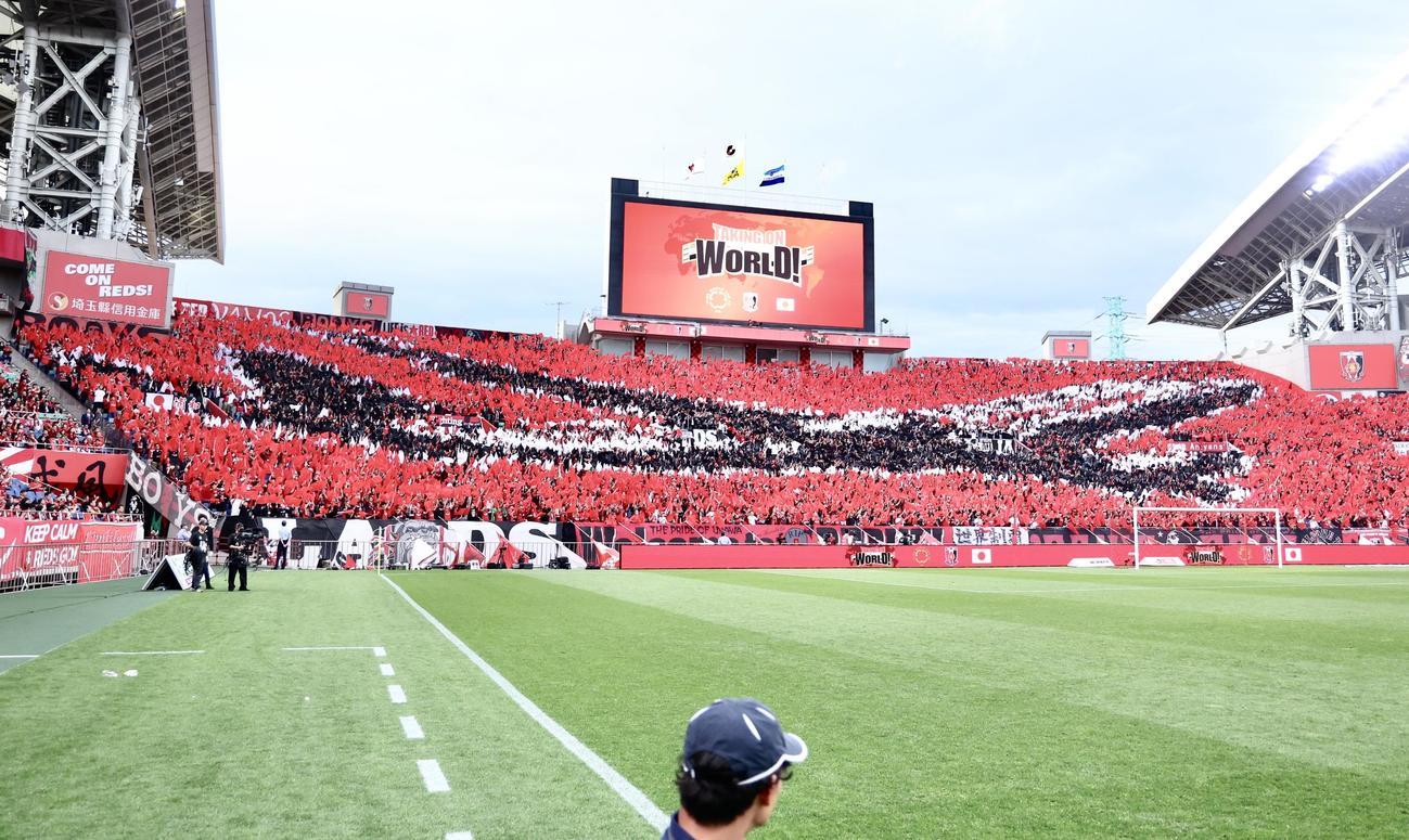 浦和対横浜FC　試合後、クラブワールドカップに向け、飛行機のマークを作る浦和サポーター（撮影・河田真司）