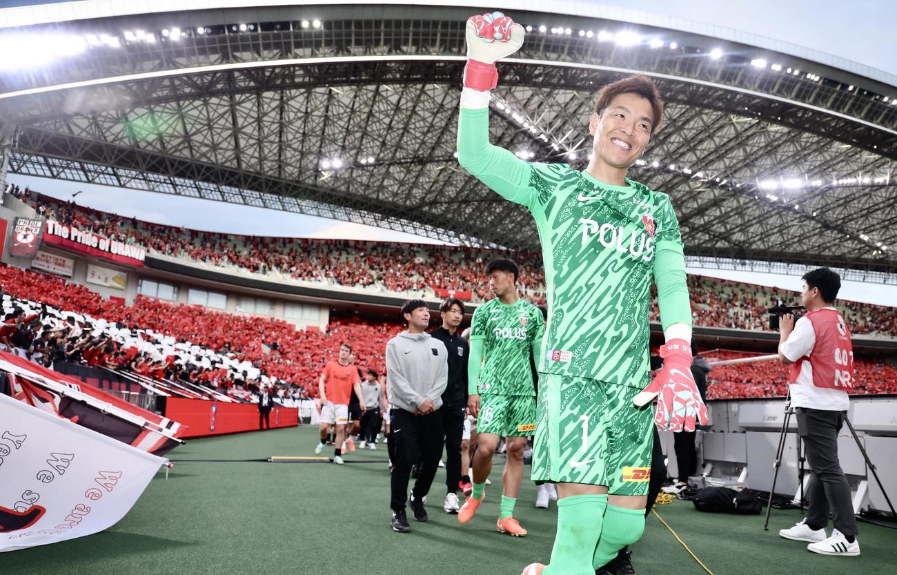 浦和対横浜FC　試合後、サポーターの声援を受けながら引き揚げる浦和GK西川（撮影・河田真司）