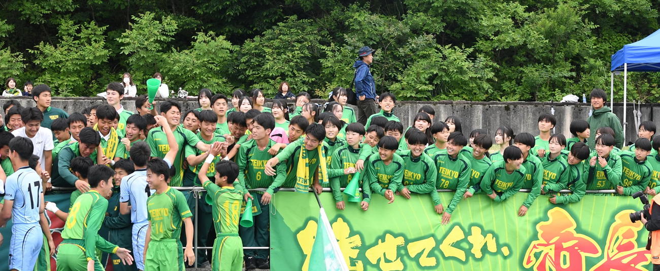 帝京長岡男子サッカー部を応援した女子サッカー部のメンバー