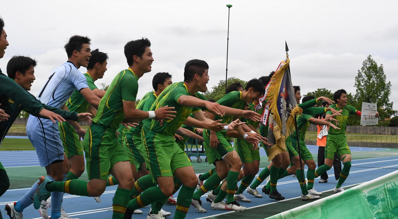 県総体4連覇を達成し喜ぶ帝京長岡の選手たち