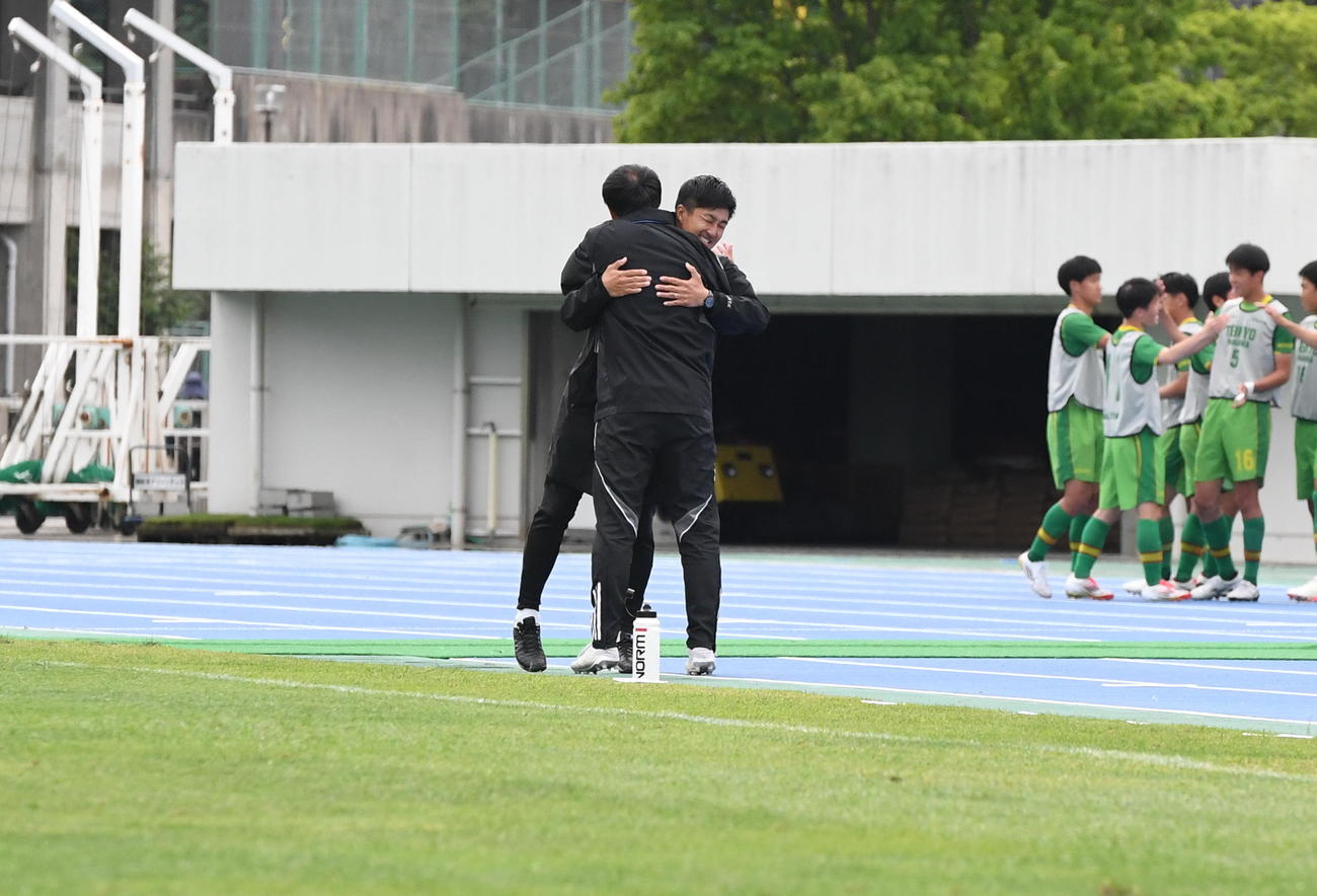 試合後、健闘をたたえ合う帝京長岡・古沢監督（右）と新潟明訓・坂本監督